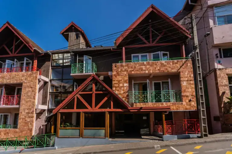 Afrikanisches Hotel in Uganda mit Ziegelwand und Holzdetails, vorzugsweise für Safari-Urlaub in Afrika.