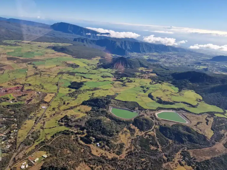 Alt-Text: Beeindruckende Aussicht auf den Vulkan Ätna mit grünen Tälern und Kraterseen, Sizilien, Italien.