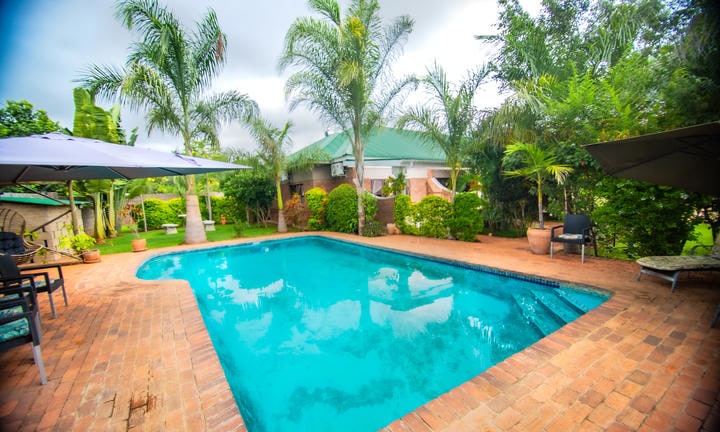 Schöne Schwimmmöglichkeit mit Palmen in Afrika.