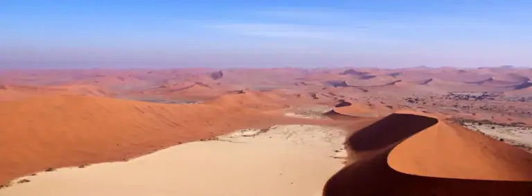 Wüstenlandschaft in Namibia, Sanddünen im Sonnenlicht, Afrika Reiseerlebnis, Safari Namibia, Wüstenabenteuer Africa.
