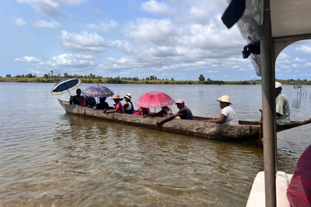 Menschen auf Boot im Fluss, Afrika Wildlife, Safari Afrika, Flussfahrt, afrikanische Landschaft.