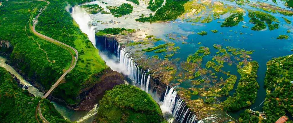 Atemberaubende Wasserfälle mit üppiger Natur im Herzen Afrikas.