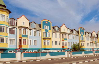 Buntes Stadthaus in Afrika mit lebendigen Farben und moderner Gestaltung.