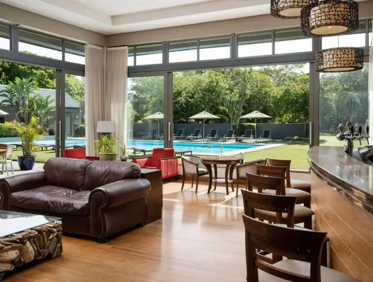 Gemütliches Café mit Blick auf den Pool, Afrika Reise, Lodge, Safari, Garten, Entspannung.