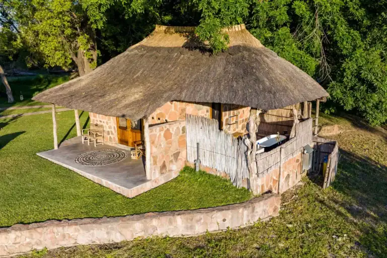 Traditionelle afrikanische Safari-Hütte inmitten der Natur.