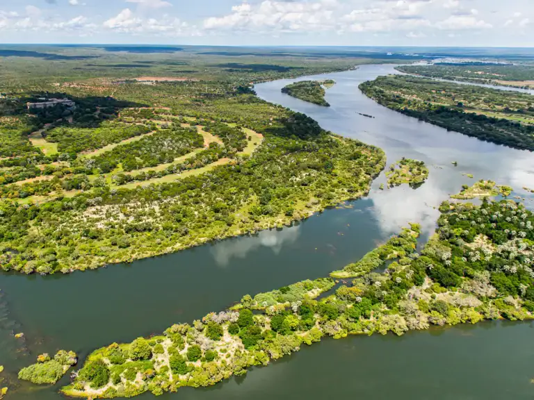 Beeindruckende Luftaufnahme eines afrikanischen Flussdeltas mit üppiger Natur und Wasserwegen.