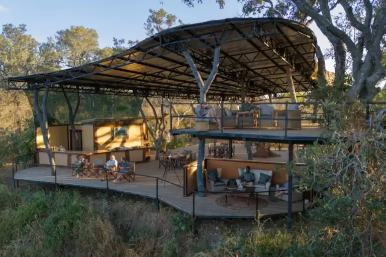 Schönes Baumhaus in der Natur Afrikas mit Lounge und Blick auf die Wildnis, perfekter Ort für Afrika Safari Reisen.