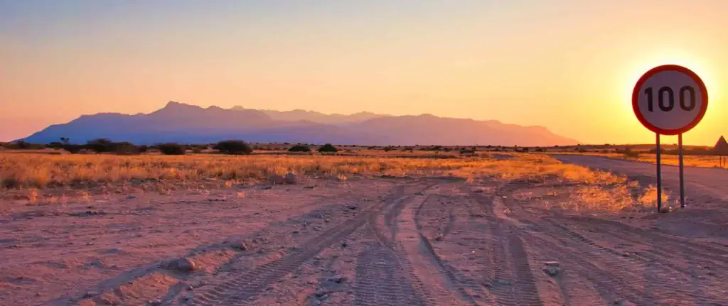 Bahnteil im afrikanischen Serengeti, Sonnenuntergang, Wildtiere, Safari, Abenteuerreise in Afrika.