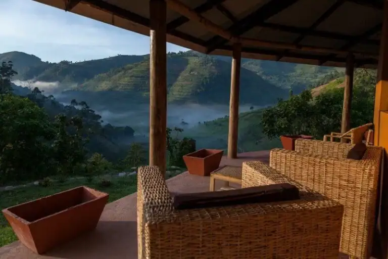 Panorama Blick auf Berge in Afrika, idyllisches Naturerlebnis, Safari Westafrika.