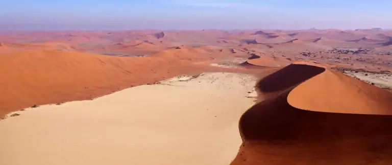 Sanddünen in der Namib-Wüste, beeindruckende Natur- und Reiseerfahrung in Afrika.