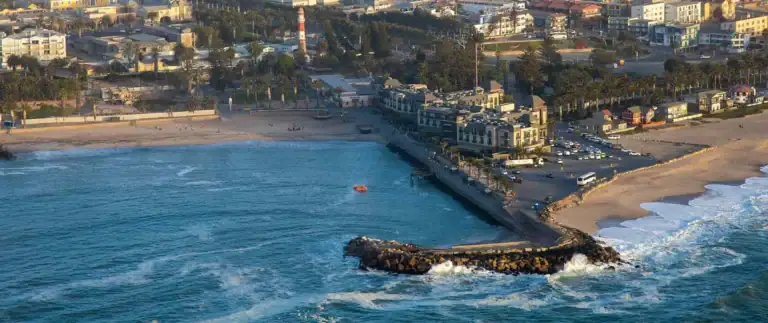 Meerblick, Palmen und Strandausflug in San Diego, Kalifornien.