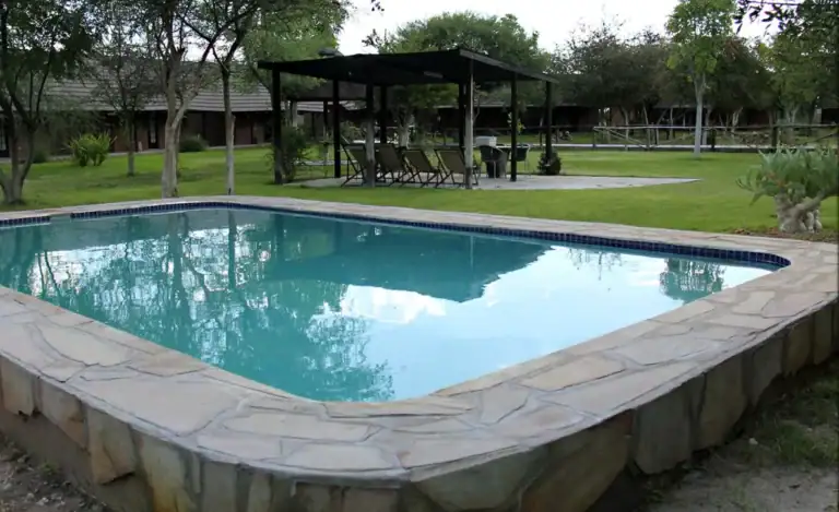 Pool mit afrikanischer Naturkulisse, afrikanische Safari, Luxusreisen, Naturerlebnis.