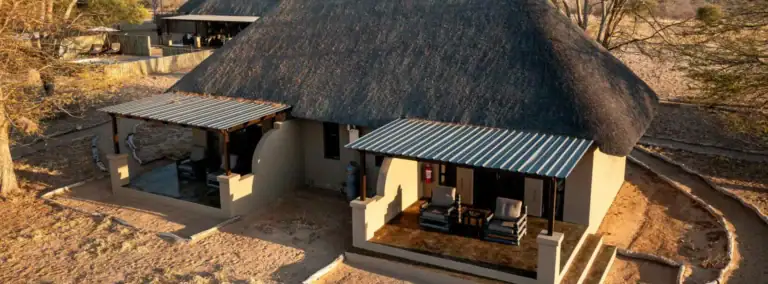 Hütten im afrikanischen Safari-Stil, Schlafplätze, Natur, Erlebnisreise.