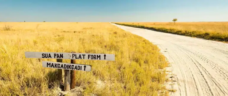 Sandweg in der afrikanischen Savanne, ideal für Safari-Abenteuer und Tierbeobachtungen in Afrika.