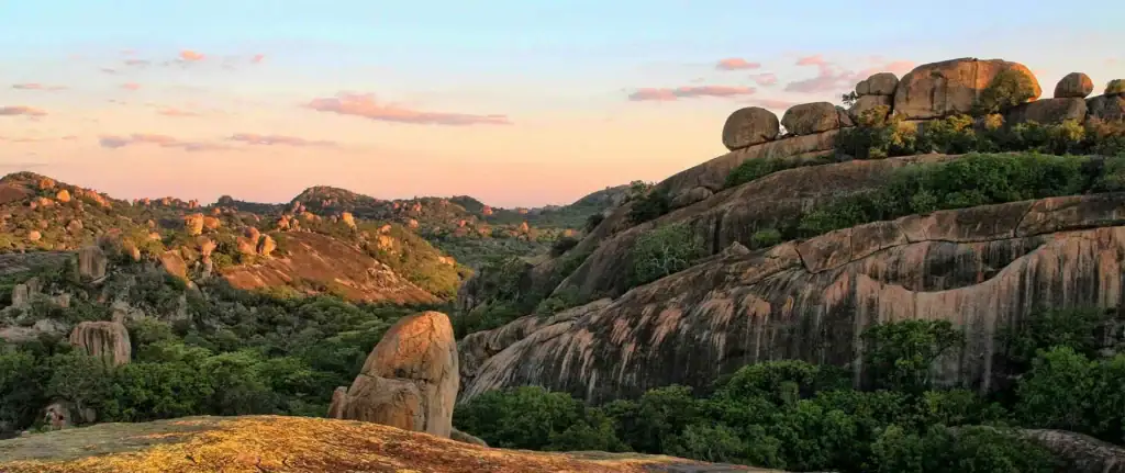 Beeindruckende Ceri Hills in Namibia, Felsen und Dschungel, Afrika Reise, Sonnenaufgang, Natur.