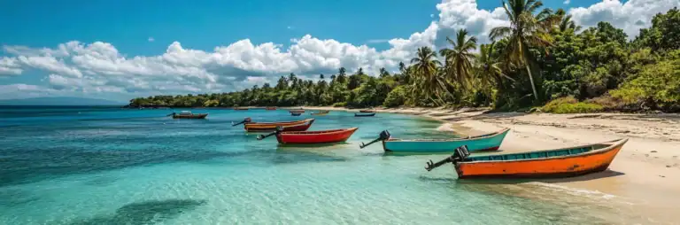 Traumhafte Strandlandschaft in Afrika, Palmen und Boote am kristallklaren Wasser, perfekte Urlaubsorte.