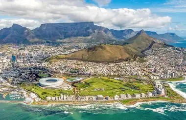 Blick auf Kapstadt mit Tafelberg, Stadt und Meer, Südafrika Reiseziele, Afrikaturlaub.