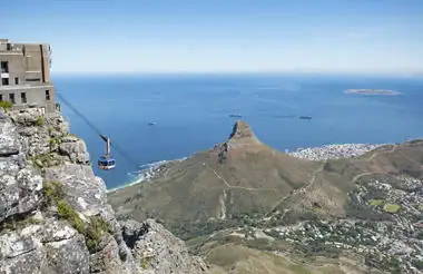 Atemberaubende Aussicht auf die Inseln von Kap Verde mit Küstenblick und Berghöhen.