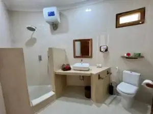 Hochwertiges Badezimmer in afrikanischem Safari-Resort mit Holzdekor.