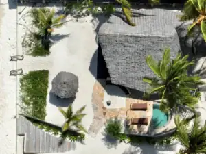 Hübsches Ferienhaus am afrikanischen Strand mit Pool und Palmen.