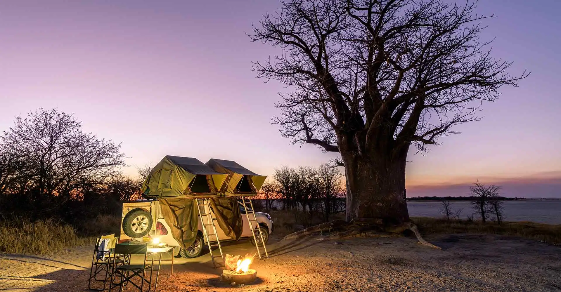 Camping im afrikanischen Busch, Zelt auf einem Autodach in Südafrika.