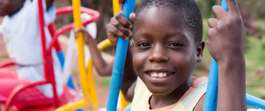 Kinder spielen auf Spielplatz in Afrika.