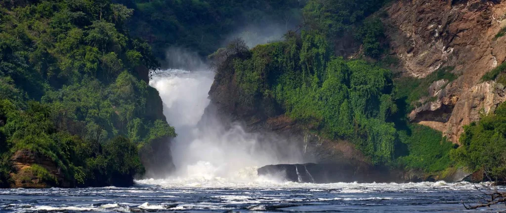 Wasserfall in der Natur, Afrika-Reise, spektakuläre Wasserfälle im Dschungel.