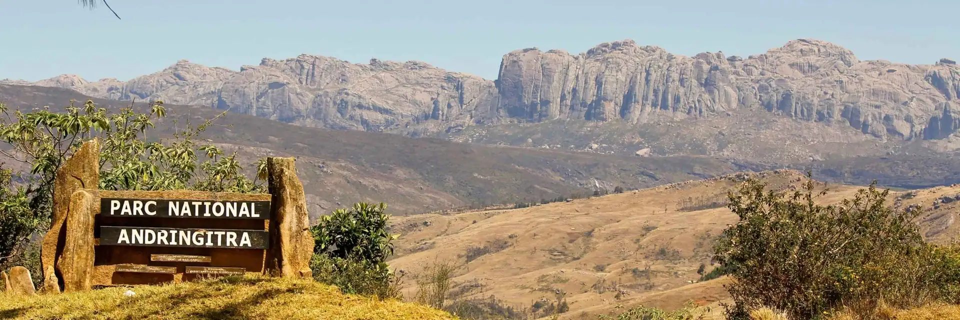 Einblick in den berühmten Nationalpark Andringitra in Madagaskar, bekannt für atemberaubende Berglandschaften und vielfältige Tierwelt.