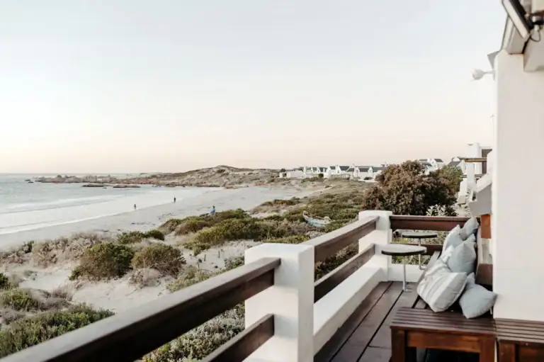 Blick von Balkon mit Meer, Sandstrand, Dünen und Ocean in Afrika, Ferienhaus, Ruhe, Natur.