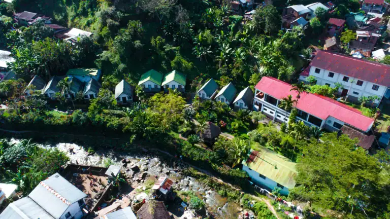 Hotel Chez Gaspard in Ranomafana mit grüner Natur und Fluss.