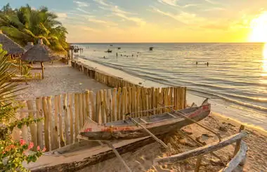 Strand mit Booten und Palmen, Sonnenuntergang, Madagaskar, Afrika-Reise.
