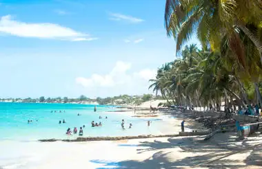 Tropischer Strand mit Palmen, weißem Sand und klarem Wasser in Madagaskar, ideal für Afrika-Reisen u.