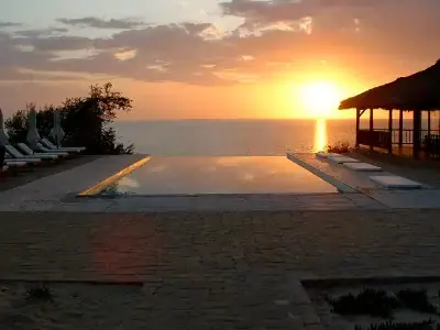 Sonnenuntergang über dem Indischen Ozean bei Le Paradisier, Ifaty, Madagaskar.