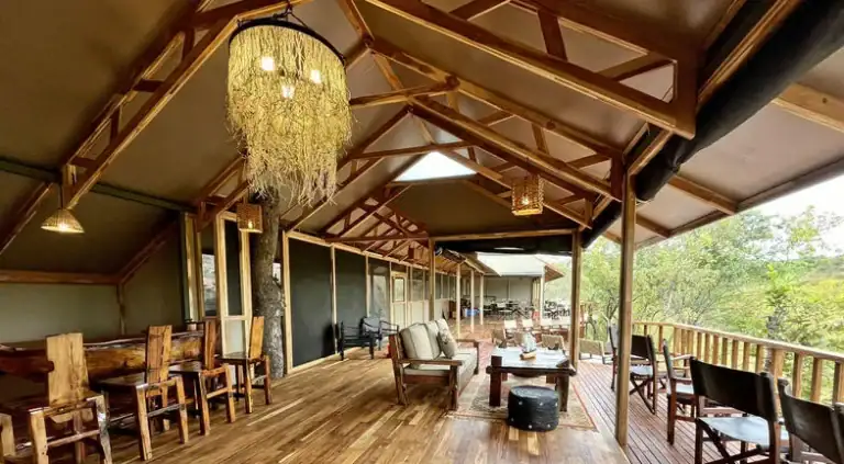 Innenraum des Tarangire View Tented Lodge mit Holzdekor und Lounge.