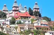 Historische Stadt in Madagaskar mit Kirchen, Türmen und bunten Häusern, ideal für Afrika-Reisen und.