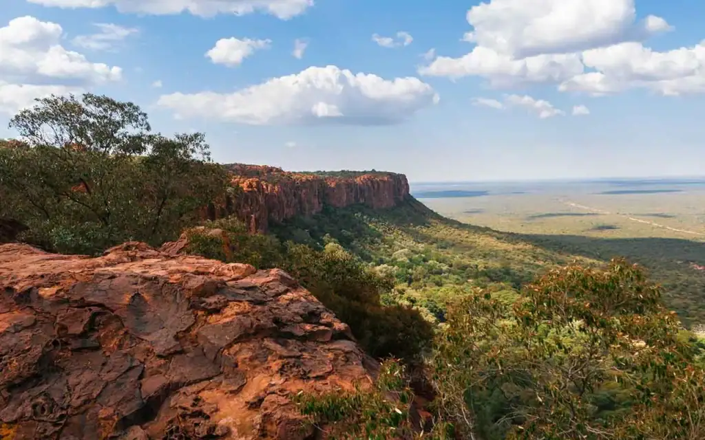 Atemberaubende Aussicht auf die roten Felsen und die weite Landschaft Namibias.