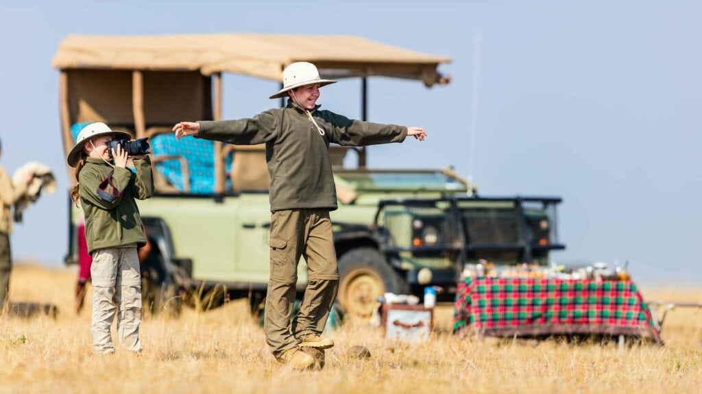 Auf einer Safari in Afrika, mit Blick auf die Savanne und Tierbeobachtungen, erleben Reisende die Sc.