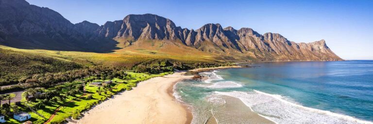 Traumstrand an der afrikanischen Küste, umgeben von Bergen, ideal für Afrika-Reisen und Strandurlaub.