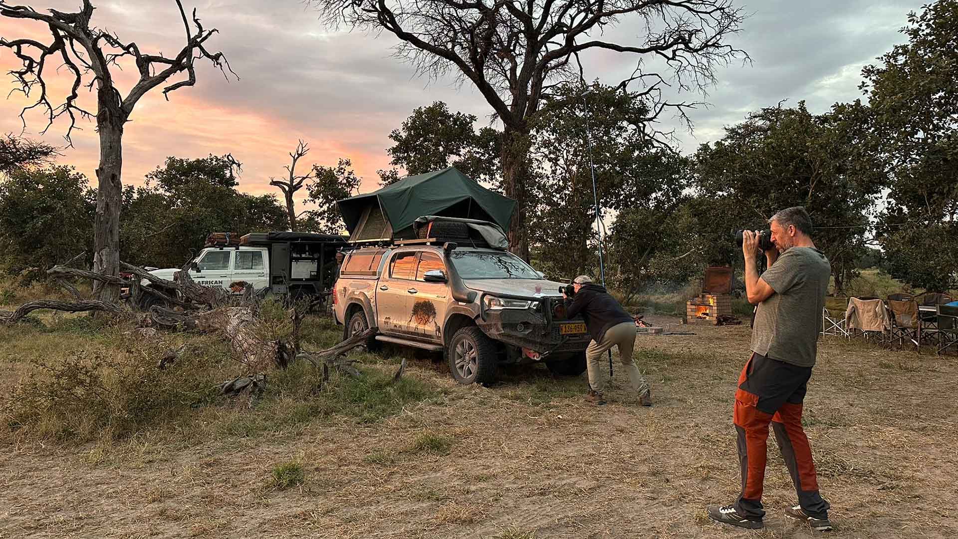 Safari Szene mit Fahrzeug, Zelt und Natur in Afrika.