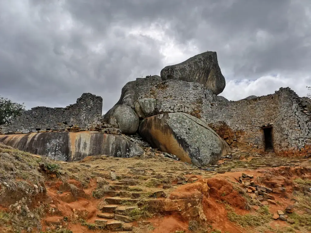 Historische Ruinen und große Felsen in afrikanischer Landschaft.