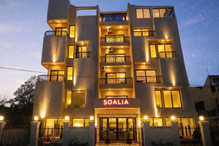 Hotel Soalia Antsirabe bei Nacht mit Sternenhimmel.