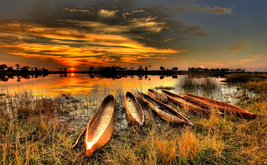 Boots am Flussufer bei Sonnenuntergang in Afrika.