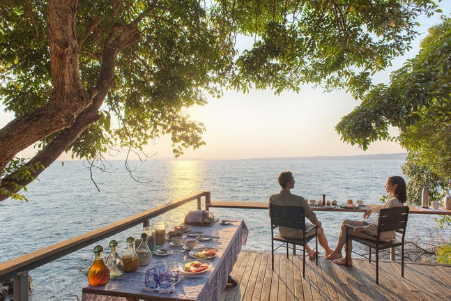 Romantisches Dinner am Lake Victoria, Tansania, mit Blick auf Wasser und Natur.