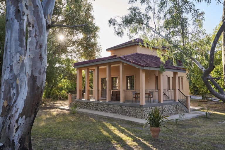 Sedia Hotel in Maun, Namibia, mit Garten und Naturumgebung.