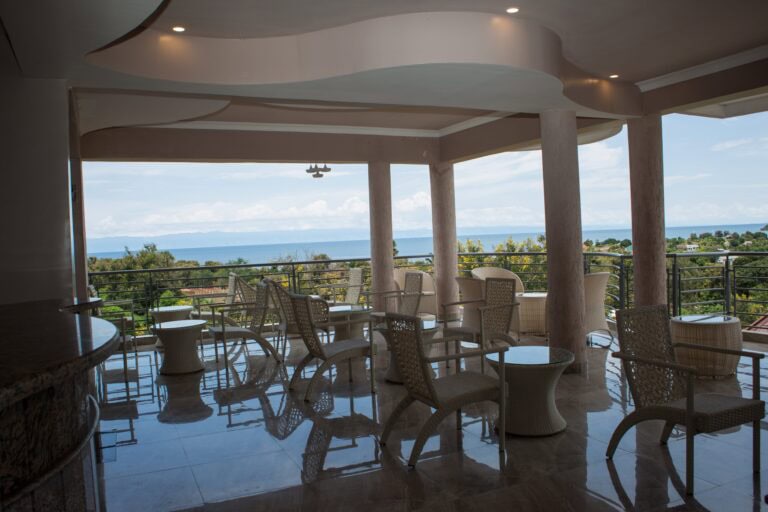 Balkon mit Meerblick im Sunset Vista Hotel am Lake Tanganyika.
