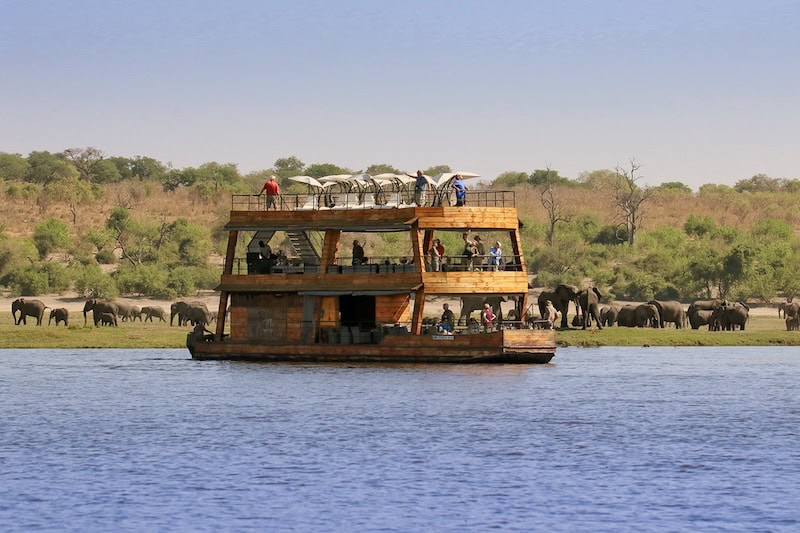 Afrika Safari Boot mit Touristen auf dem Fluss, Big Five, Landschaft, Natur.