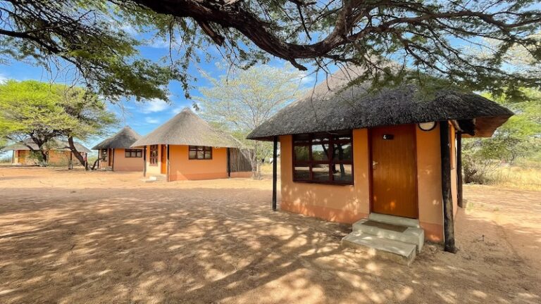 Afrikanische Safari Lodges in Ghanzi, Namibia, mit Natur und Landschaft.