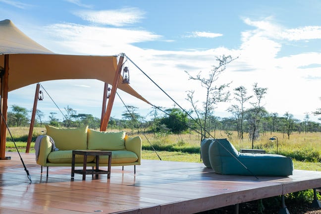 Luxus Safari Zelt mit Lounge-Möbeln in der Serengeti.