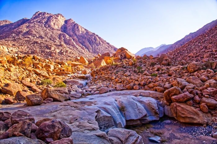 Landschaft in Namibia mit Fluss und Bergen bei Sonnenaufgang.