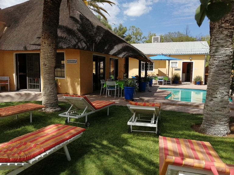 Entspannter Außenbereich mit Liegen und Pool am Capbon Guesthouse.